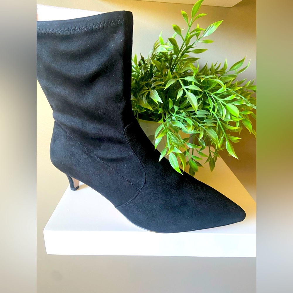 *brand new* Comfortview women’s black 10WW bootie with 1” heel